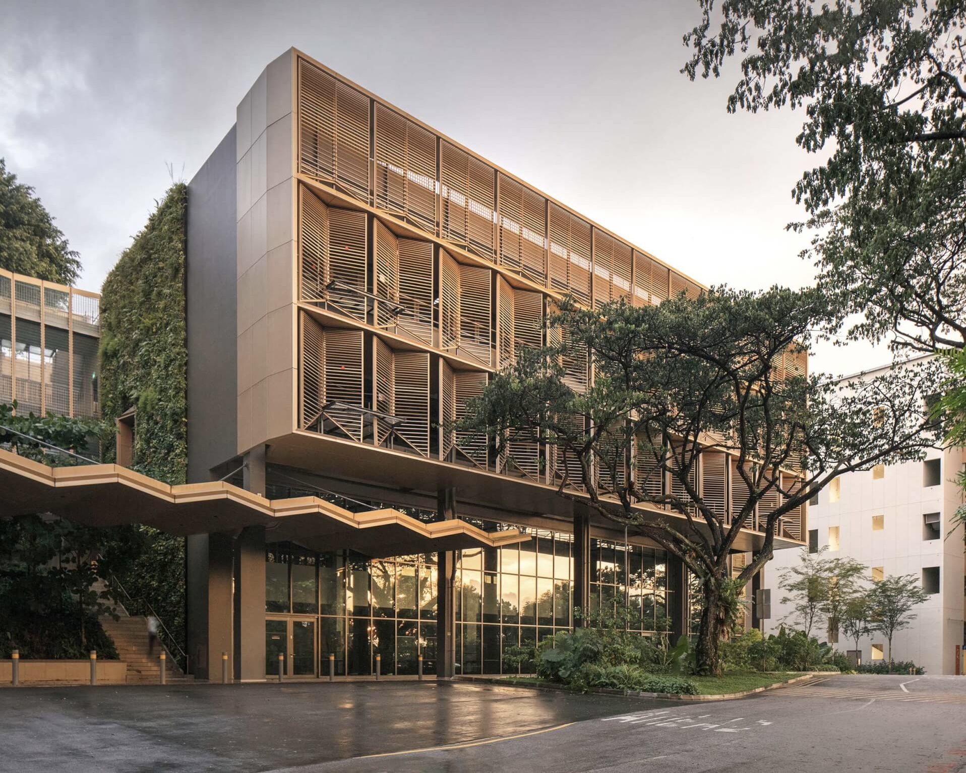 An Aluminum Screen Shades National University of Singapore’s School of Design and Environment